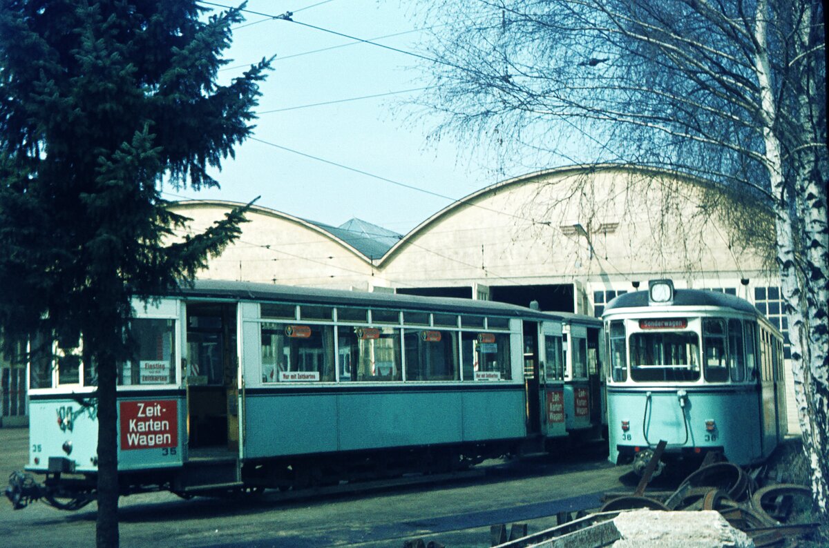 END Straßenbahn Esslingen-Nellingen-Denkendorf__Die aber auch nach Scharnhausen und Neuhausen fuhr.__Vor der rechten Wagenhalle von 1929 in Nellingen:  Zeitkarten-Bw  35 [ME 1952] und Bw 36 [ME 1958].__05-04-1971 