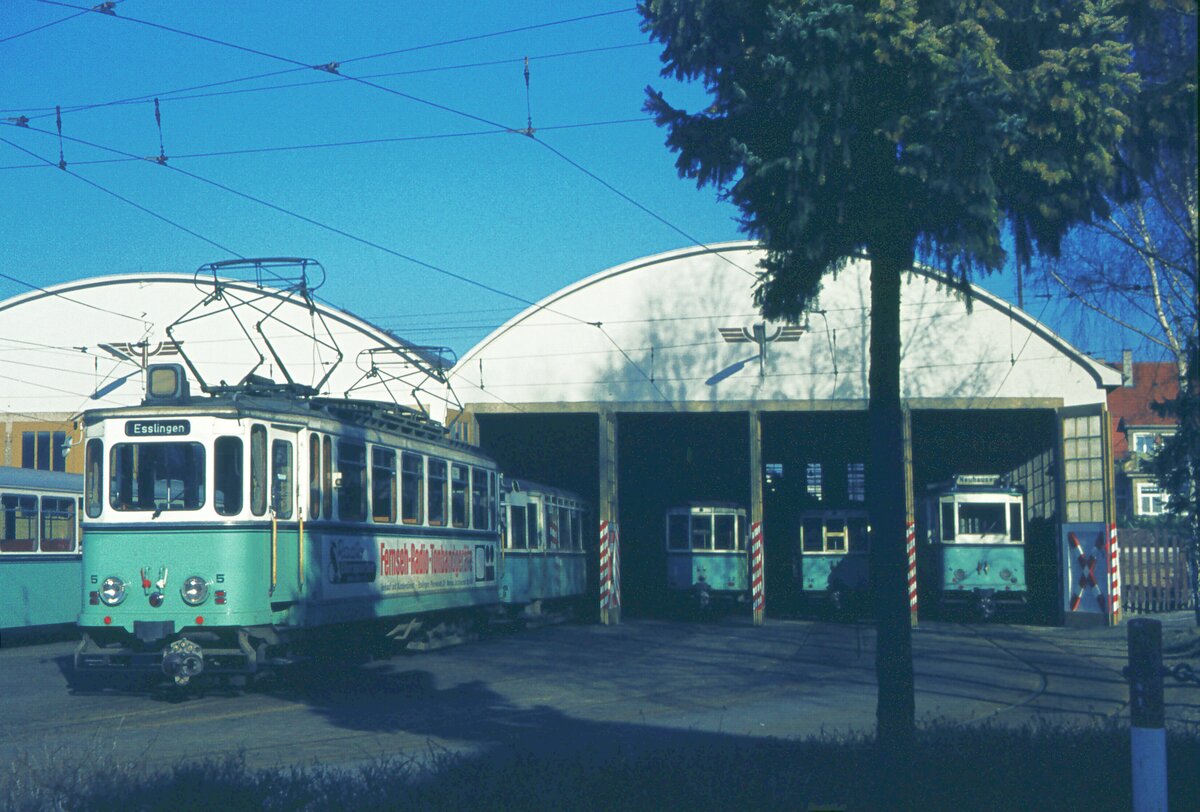 END Straßenbahn Esslingen-Nellingen-Denkendorf__Die aber auch nach Scharnhausen und Neuhausen fuhr.__Vor dem Betriebshof in Nellingen: Tw 5 [ME 1926], rechts in der Halle Tw 4 [ME 1926].__04-03-1976 