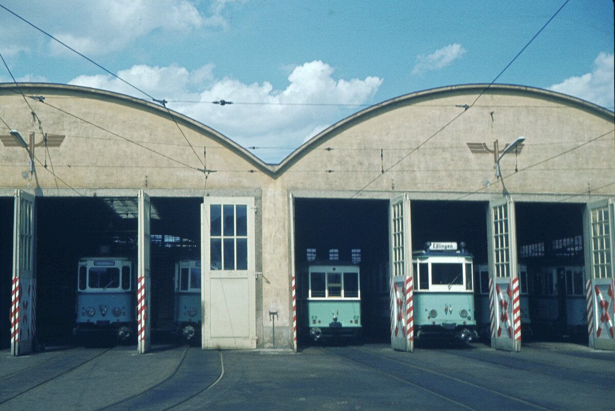 END Straßenbahn Esslingen-Nellingen-Denkendorf_Die aber auch nach Scharnhausen und Neuhausen fuhr.__Die Wagenhallen in Nellingen. Bw und Tw 4 genießen die Sonne...__10-04-1972 