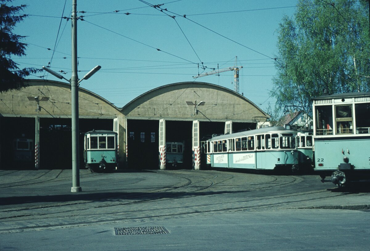END Straßenbahn Esslingen-Nellingen-Denkendorf_Die aber auch nach Scharnhausen und Neuhausen fuhr.__Die beiden Wagenhallen von 1926 (links) und 1929 (rechts) in Nellingen. Bw 30, Bw 37 und Bw 22 sind zu erkennen.__09-04-1974 