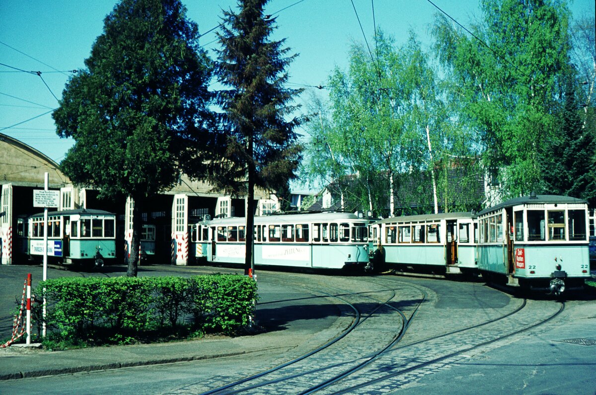 END Straßenbahn Esslingen-Nellingen-Denkendorf_Die aber auch nach Scharnhausen und Neuhausen fuhr.__Vor den Wagenhallen in Nellingen. Zu sehen sind Bw 21 und 22 [ME 1926] Bw 30 [ME 1929] und Bw 37 [ME 1958].__09-04-1974 