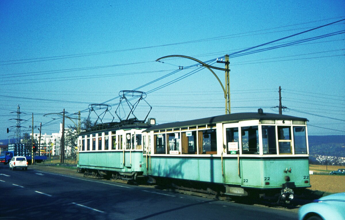 END Straßenbahn Esslingen-Nellingen-Denkendorf__Die aber auch nach Scharnhausen und Neuhausen fuhr.__Tw 11 mit Bw 22 bei Berkheim fährt Richtung Zollberg.__01-04-1976