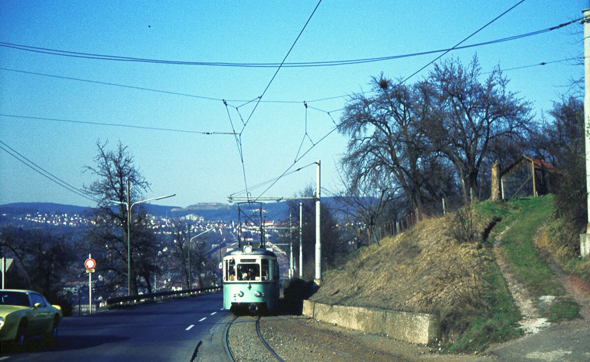 END Straßenbahn Esslingen-Nellingen-Denkendorf_Die aber auch nach Scharnhausen und Neuhausen fuhr.__Neubau-Tw 12 [ME 1958] auf der unteren Weiche der Ausweichhaltestelle 'Zollberg'.__01-04-1976 