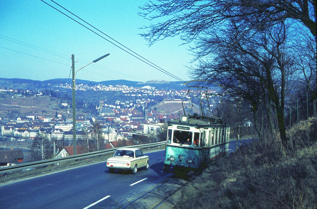 END Straßenbahn Esslingen-Nellingen-Denkendorf__Die aber auch nach Scharnhausen und Neuhausen fuhr.__Solo-Tw 9 nach Denkendorf kurz vor der Ausweichhaltestelle 'Zollberg'. Im Tal zu sehen das Bahnhofsgelände, darüber die Weinberge mit Hengstenberg-Villa, rechts davon Frauenkirche und ev. Stadtkirche und die Burg.__04-03-1976