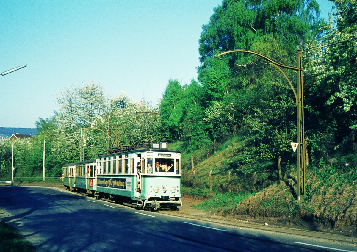 END Straßenbahn Esslingen-Nellingen-Denkendorf__Die aber auch nach Scharnhausen und Neuhausen fuhr.__Die dritte Kehre ist geschafft, gleich der Zollberg erreicht.Tw 9 mit zwei Bw nach Neuhausen.__09-04-1974 