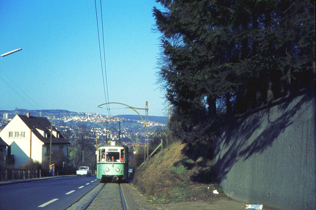 END Straßenbahn Esslingen-Nellingen-Denkendorf__Die aber auch nach Scharnhausen und Neuhausen fuhr.__Tw 12 [ME 1958] fährt flott bergan oberhalb der 1. Kehre der Zollbergstraße.__01-04-1976 