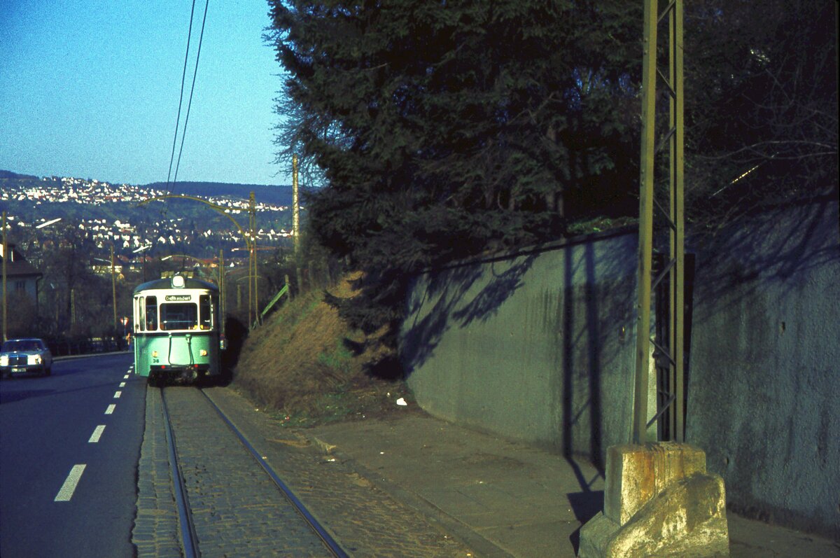 END Straßenbahn Esslingen-Nellingen-Denkendorf__Die aber auch nach Scharnhausen und Neuhausen fuhr.__Talfahrender Neubauzug oberhalb der 1. Kehre der Zollbergstraße.__01-04-1976 