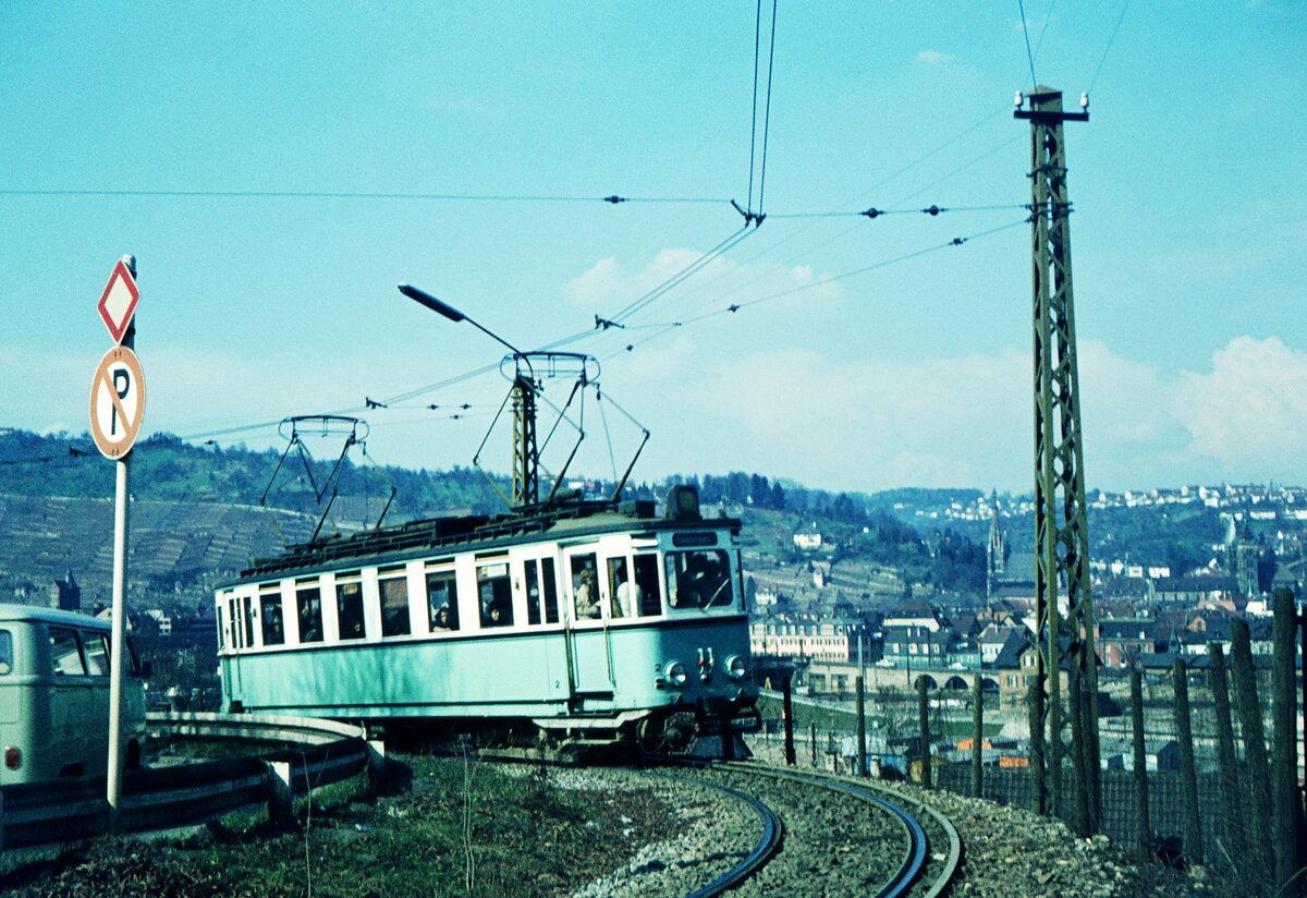 END Straßenbahn Esslingen-Nellingen-Denkendorf__Die aber auch nach Scharnhausen und Neuhausen fuhr.__Tw 2 [ME 1926; heute SHB Straßenbahnmuseum S-Bad Cannstatt] in der 1. Kehre der Zollbergstraße. Die Gleise sind nach der Einstellung der Straßenbahn verschwunden, Oberleitung gibt es aber heute noch, seit 1990 für die O-Busse (zeitweise auch Duo-Bus) nach Nellingen.  __05-04-1971 