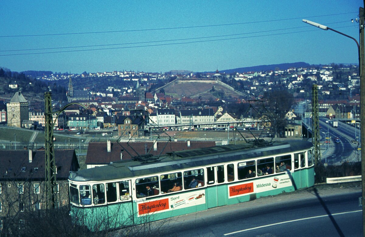 END Straßenbahn Esslingen-Nellingen-Denkendorf__Die aber auch nach Scharnhausen und Neuhausen fuhr.__Tw 13 [ME 1958] auf der Zollbergstraße bei der 1. Kehre. Blick auf Esslingen und seine Burg.__04-03-1976 