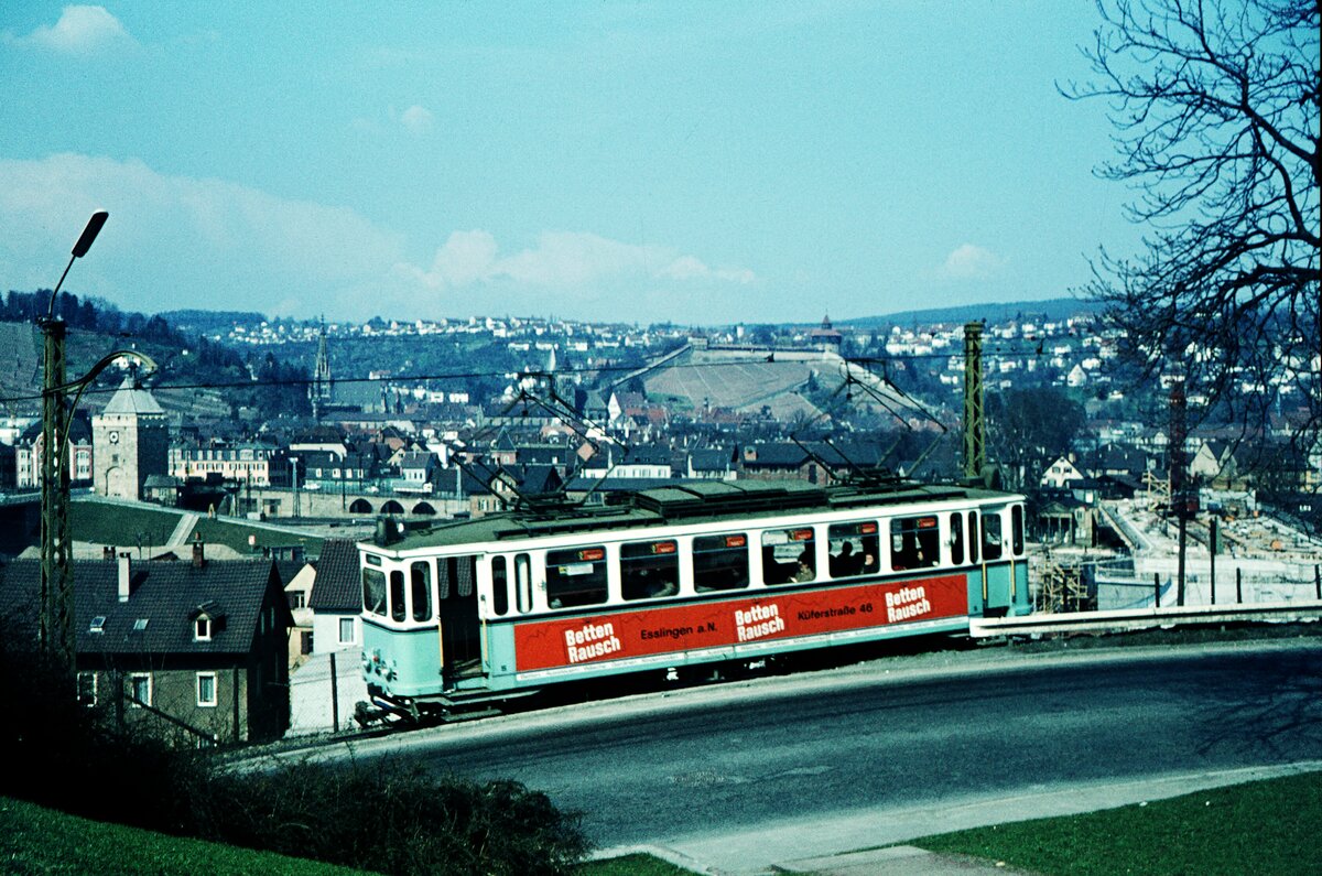 END Straßenbahn Esslingen-Nellingen-Denkendorf__Die aber auch nach Scharnhausen und Neuhausen fuhr.__Tw 5 [ME 1926; grunderneuert 1964-66 in END-Wst.; +1997] auf der Zollbergstraße bei der 1. Kehre. Blick auf Esslingen und seine Burg.__05-04-1971 