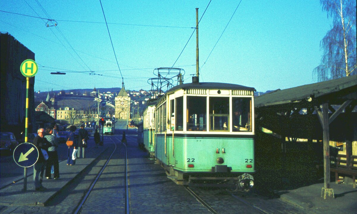 END Straßenbahn Esslingen-Nellingen-Denkendorf__Die aber auch nach Scharnhausen und Neuhausen fuhr.__Zwei-Wagenzug mit Bw 22 [ME 1926] vom Zollberg kommend an der Haltestelle 'Weilstr.' vor der Pliensaubrücke. Vom Bahnhof Esslingen kommt ein Neubauzug entgegen.__01-04-1976