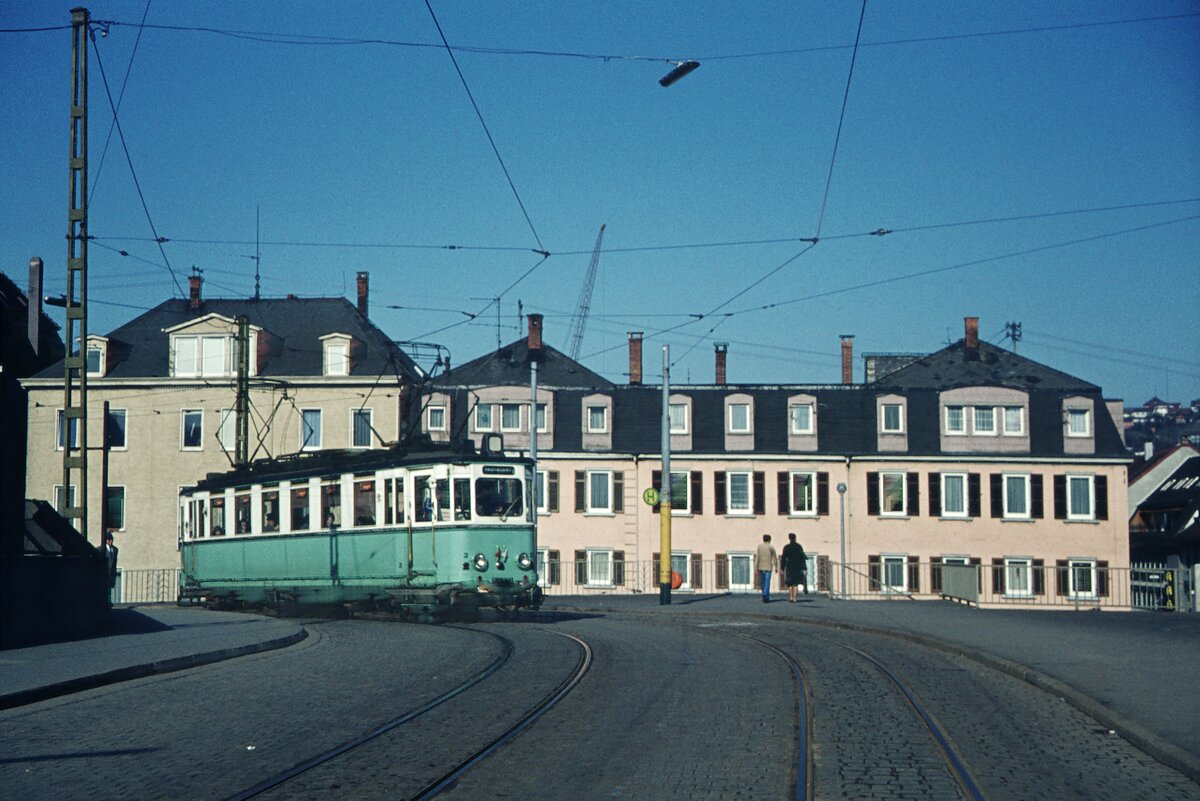 END Straßenbahn Esslingen-Nellingen-Denkendorf__Die aber auch nach Scharnhausen und Neuhausen fuhr.__Tw 2 biegt von der Rampe auf die Pliensaubrücke ein.__1970