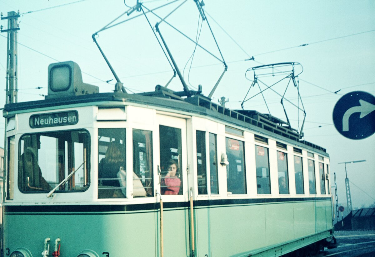 END Straßenbahn Esslingen-Nellingen-Denkendorf__Die aber auch nach Scharnhausen und Neuhausen fuhr.__Tw 3 biegt von der Rampe auf die Pliensaubrücke ein.__1970