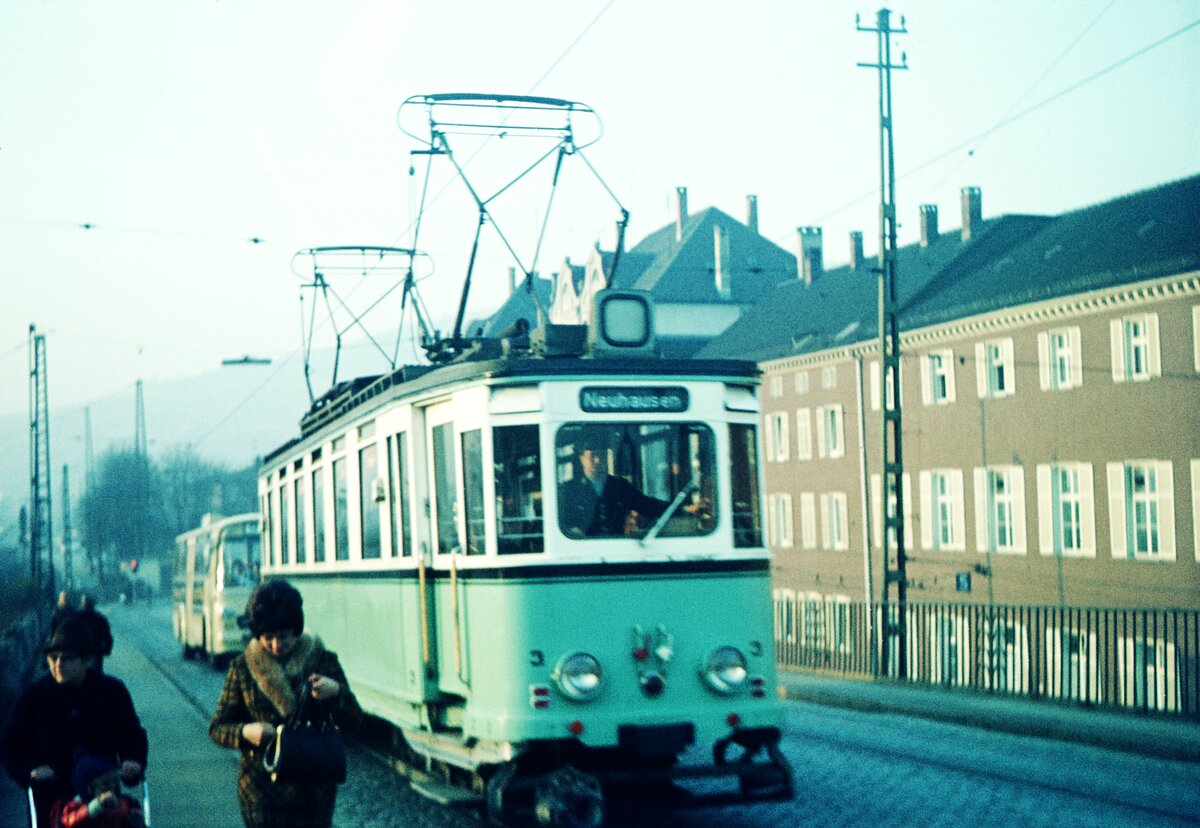 END Straßenbahn Esslingen-Nellingen-Denkendorf__Die aber auch nach Scharnhausen und Neuhausen fuhr.__Tw 3 auf der Rampe zur Pliensaubrücke. Dahinter ein Linienbus des SVE (Städt. Verkehrsbetrieb Esslingen)__1970