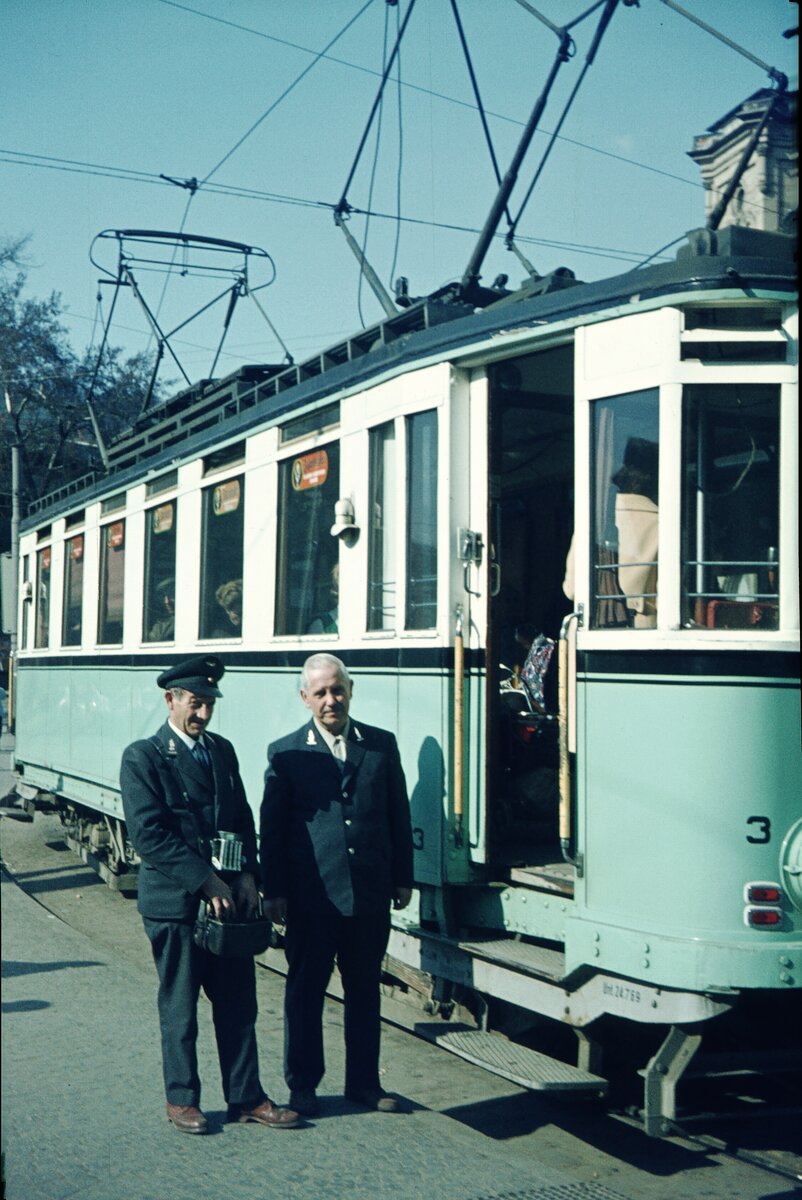END Straßenbahn Esslingen-Nellingen-Denkendorf__Die aber auch nach Scharnhausen und Neuhausen fuhr.__Vor der Abfahrt am Bhf. Esslingen noch Zeit für ein  Familienbild : Tw 3 [ME 1926] mit Wagenführer und Schaffner. Tw 6 [ME 1927] nach Denkendorf an der Abfahrtshaltestelle vorm Esslinger Bahnhof.__05-04-1971 