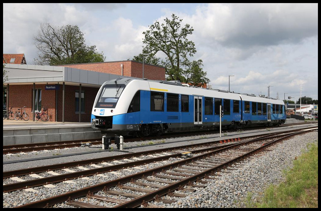 Endbahnhof der neuen Personenzug Strecke von Bad Bentheim via Nordhorn ist Neuenhaus. Das gesamte Umfeld des Bahnhof Neuenhaus inclusive eines großzügigen Cafes im Bahnhofsgebäude wurde neu gestaltet und macht einen sehr einladenden Eindruck. Am 16.8.2019 stand der nagelneue VT 115 der BE um 11.50 Uhr nach Ankunft aus Bad Bentheim bereits wieder für die Rückfahrt bereit.