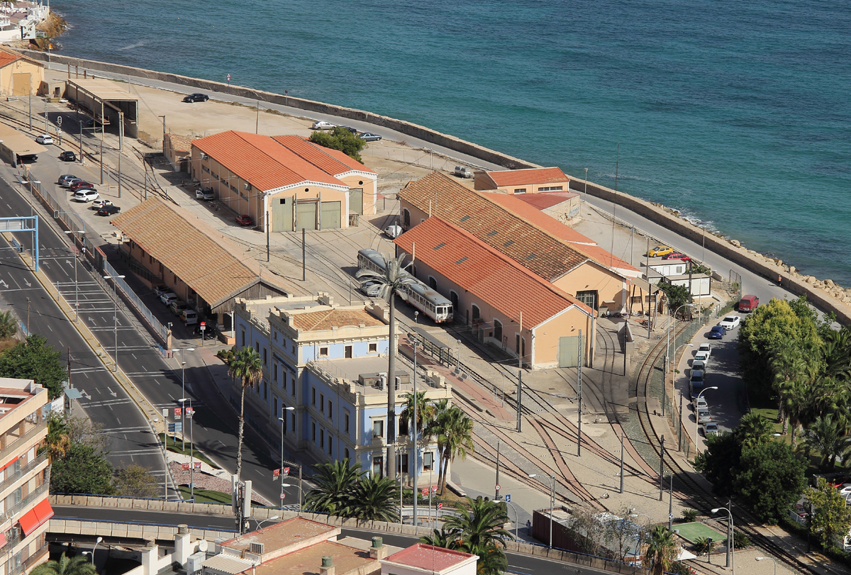 Endbahnhof der Schmalspurstrecke Alicante - Benidorm und Haltestelle der Straßenbahn Alicante / Aufgenommen von der Burg Alicante / 04.10.2016