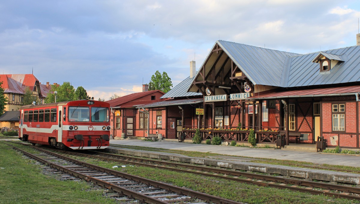 Endbahnhof Tatransk Lomnica/Tatra-Lomnitz mit Tw 812 031-3, der kommt als Os 8419 aus Richtung Studen Potok/Kohlbach. Als Rckzug Os 8418 wird verkehrt bis nach Knotenbahnhof Poprad-Tatry/Deutschendorf; 29.05.2012 