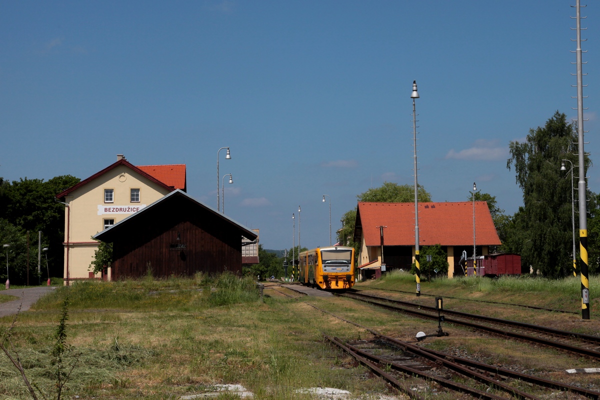 Endbf der KBS177 ist Bezdružice, da die geplante Weiterführung bis Teplá nie gebaut wurde. Am 04.06.2015 hat 814/914 303 dort Pause, er kam als Os27314 und wird erst als Os27317 wieder zurück nach Plzeň hl.n. fahren.