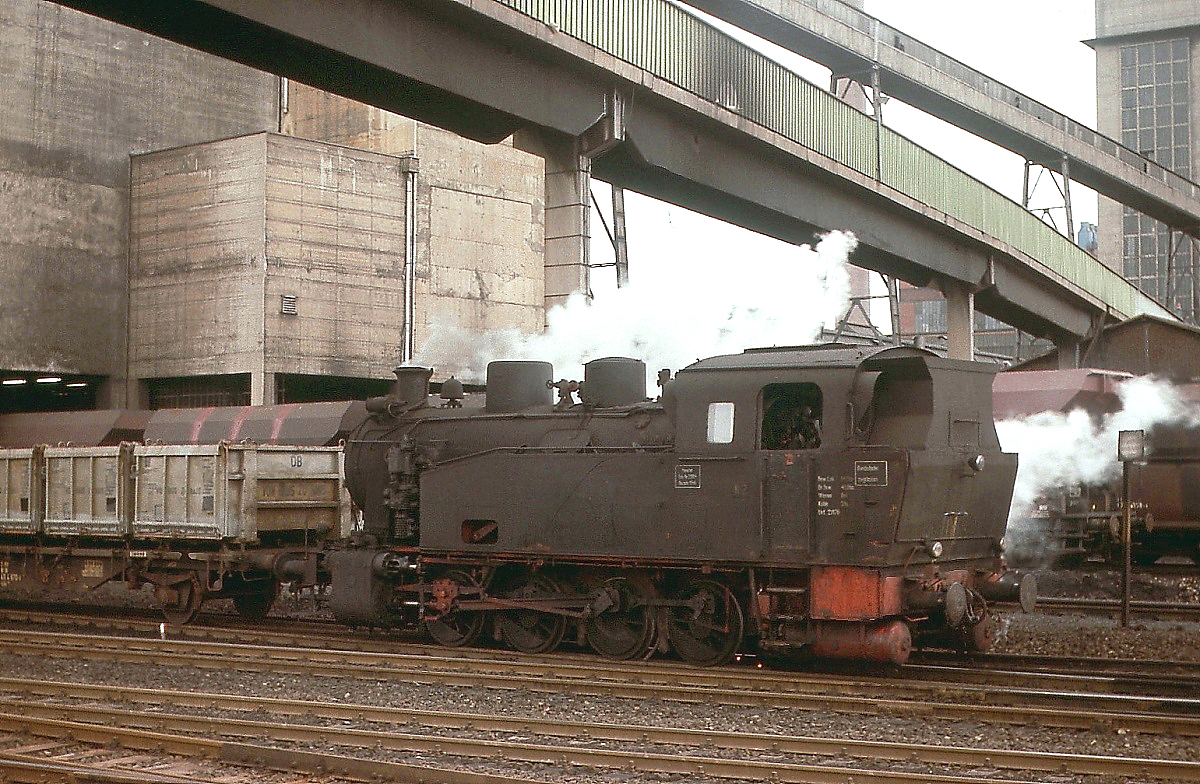 Ende der 1970er Jahre verfügte die Grube Anna in Alsdorf noch über ca. zehn betriebsfähige Dampflokomotiven verschiedener Typen, hier Anna Nr. 2 (Typ D600, Henschel 29884/1946) im Frühjahr 1979