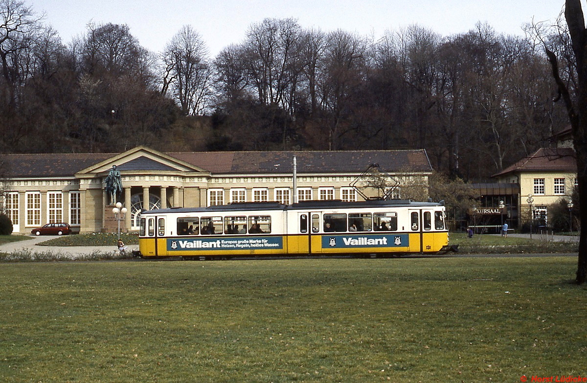 Ende der 1980er Jahre fährt ein GT4 auf der Linie 2 am Kursaal in Bad Cannstatt vorbei in Richtung Hölderlinplatz