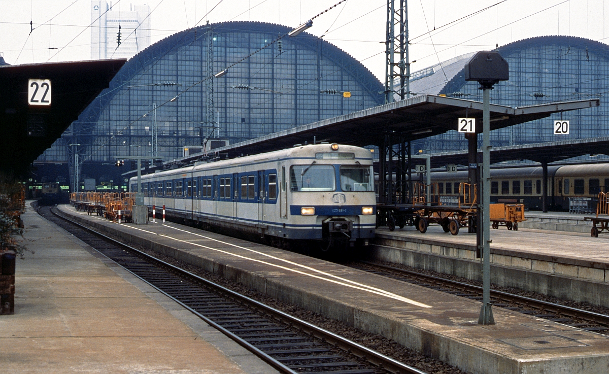Ende der 1980er Jahre kamen einige Male blau-weiße 420 aus München leihweise in Frankfurt zum Einsatz. Die Einheit 420 191/691 macht sich vor der markanten Kulisse des Frankfurter Hauptbahnhofs als S15 auf den Weg zum Flughafen (genaues Datum leider nicht mehr bekannt).