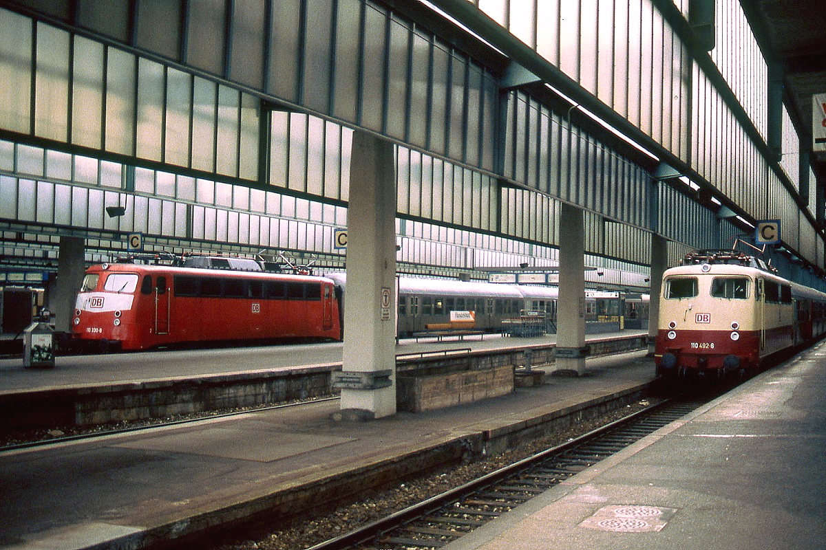 Ende der 1990er Jahre stehen 110 330-8 und 110 492-6 abfahrbereit im Stuttgarter Hauptbahnhof