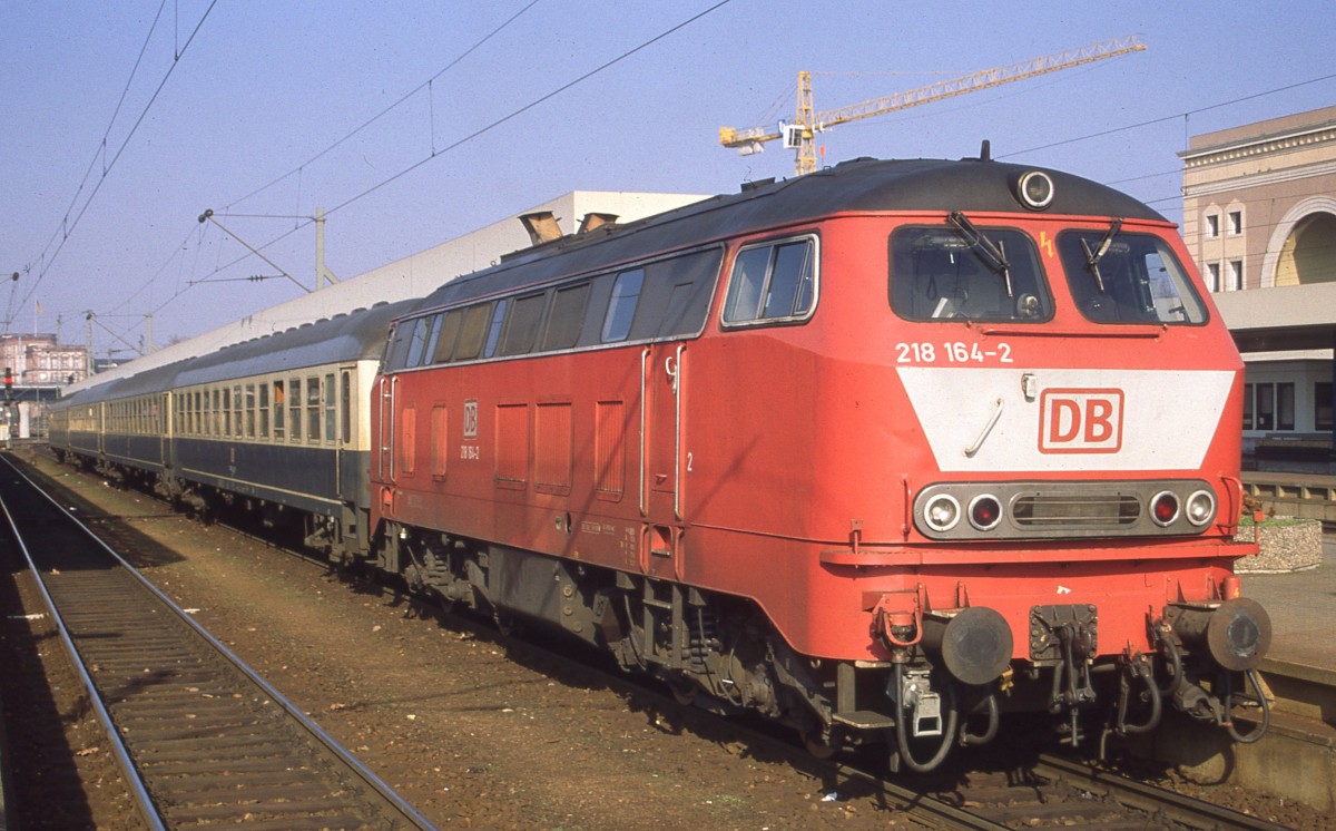 Ende der 90iger sollten eigentlich zwischen Mannheim und Heilbronn Triebwagen der Reihe 611 den Verkehr beschleunigen. Leider hatte die Neigetechnik nie funktioniert und so wurden nach kurzer Zeit wieder alle Züge lokbespannt gefahren. 218 164-2 mit einem RE von Mannheim über Sinsheim nach Heilbronn in Mannheim HBF. Ich kann leider nicht mehr sagen, wann die Aufnahme entstand. Nikon F70 - Scan vom Dia. 