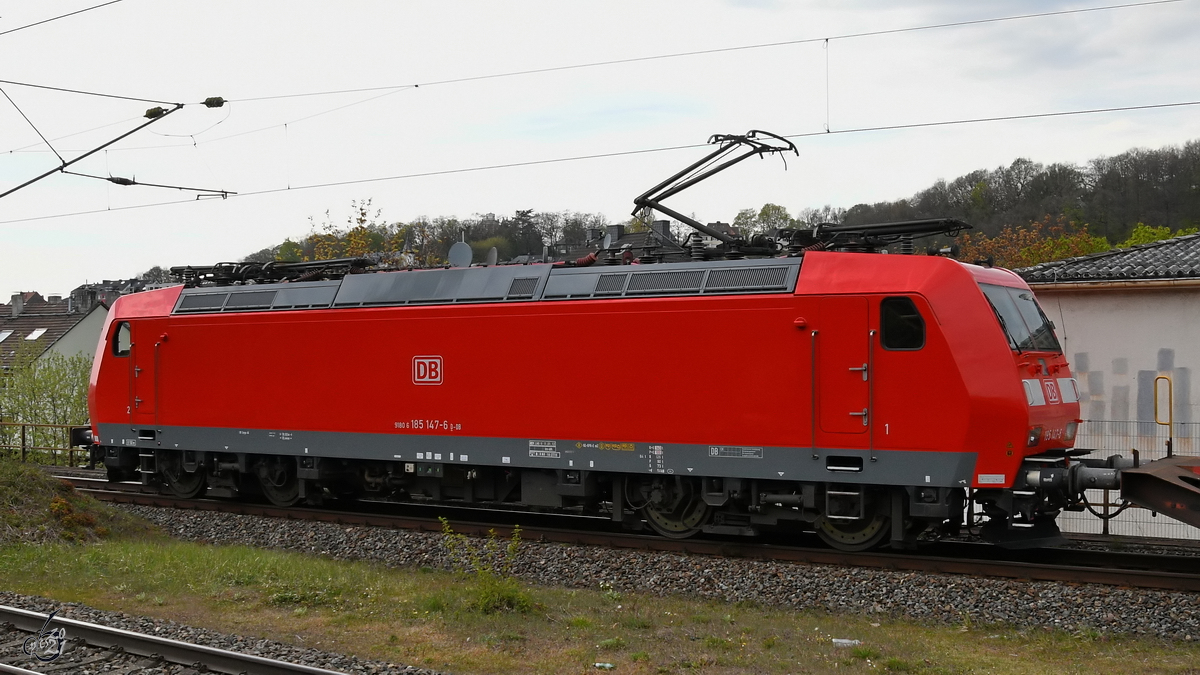 Ende April 2021 zog die DB-Elektrolokomotive 185 147-6 einen gemischten Güterzug durch Wuppertal-Unterbarmen.