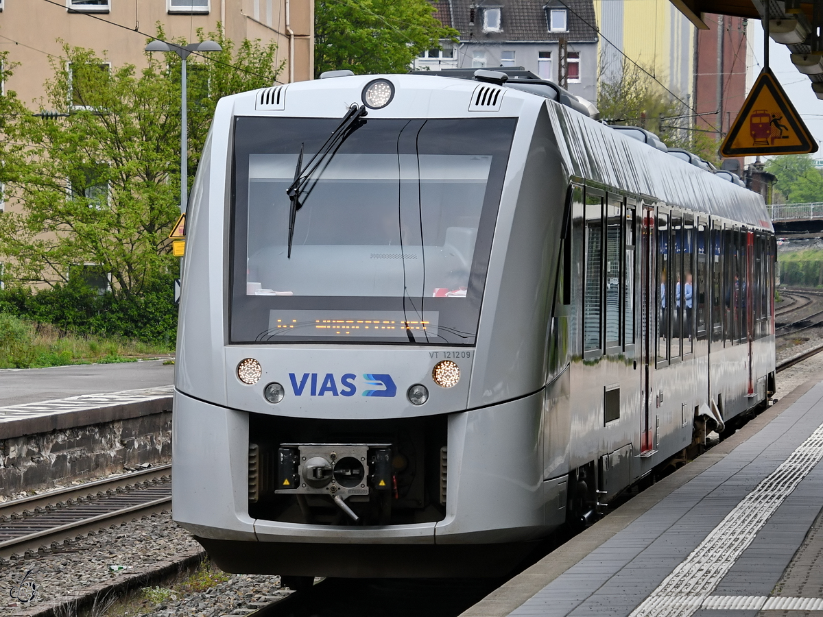 Ende April 2022 war der Dieseltriebzug VT 12 12 09 beim Halt in Wuppertal-Barmen zu sehen.