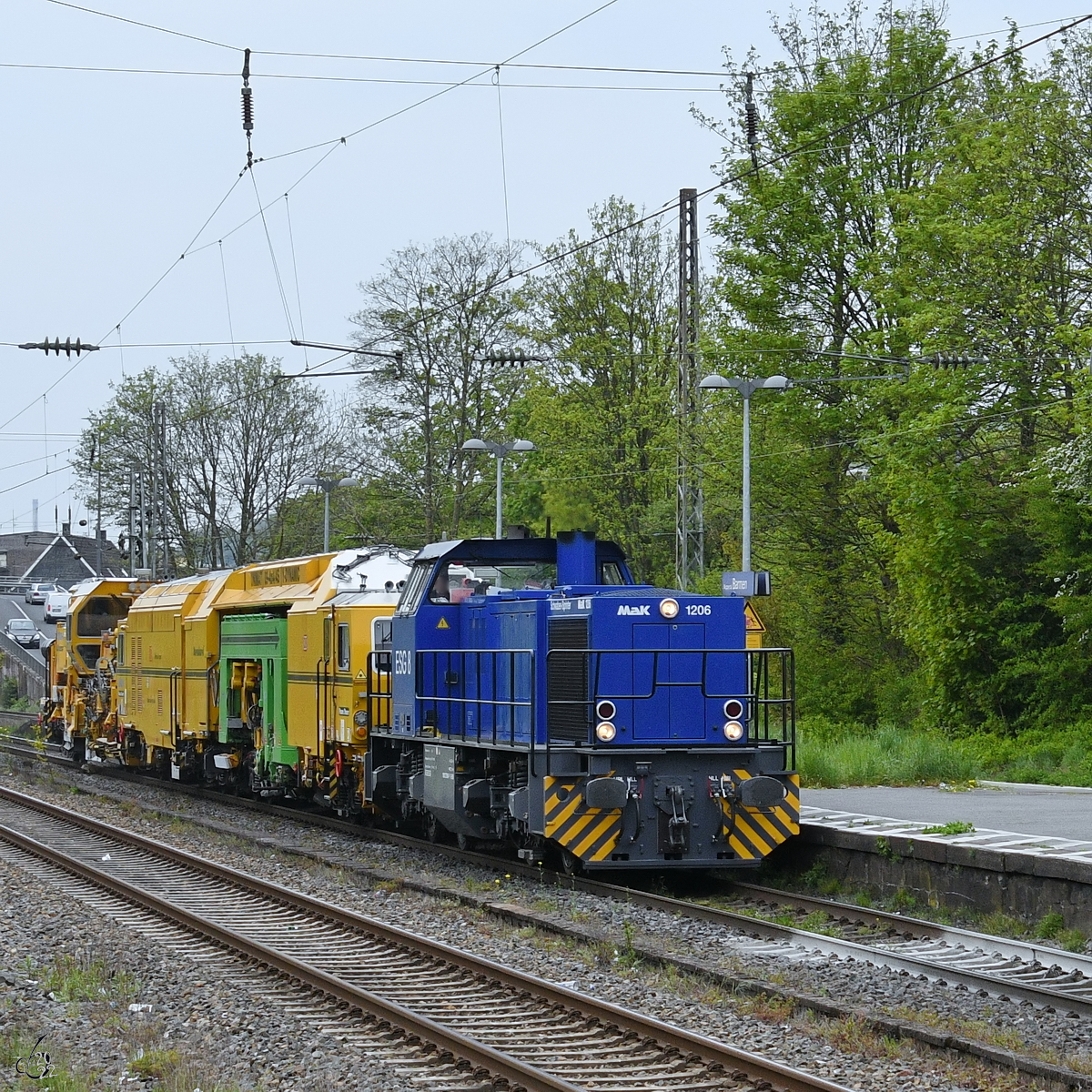 Ende April 2022 zog die Diesellokomotive ESG 8 einen Gleisbauzug durch Wuppertal(-Barmen).