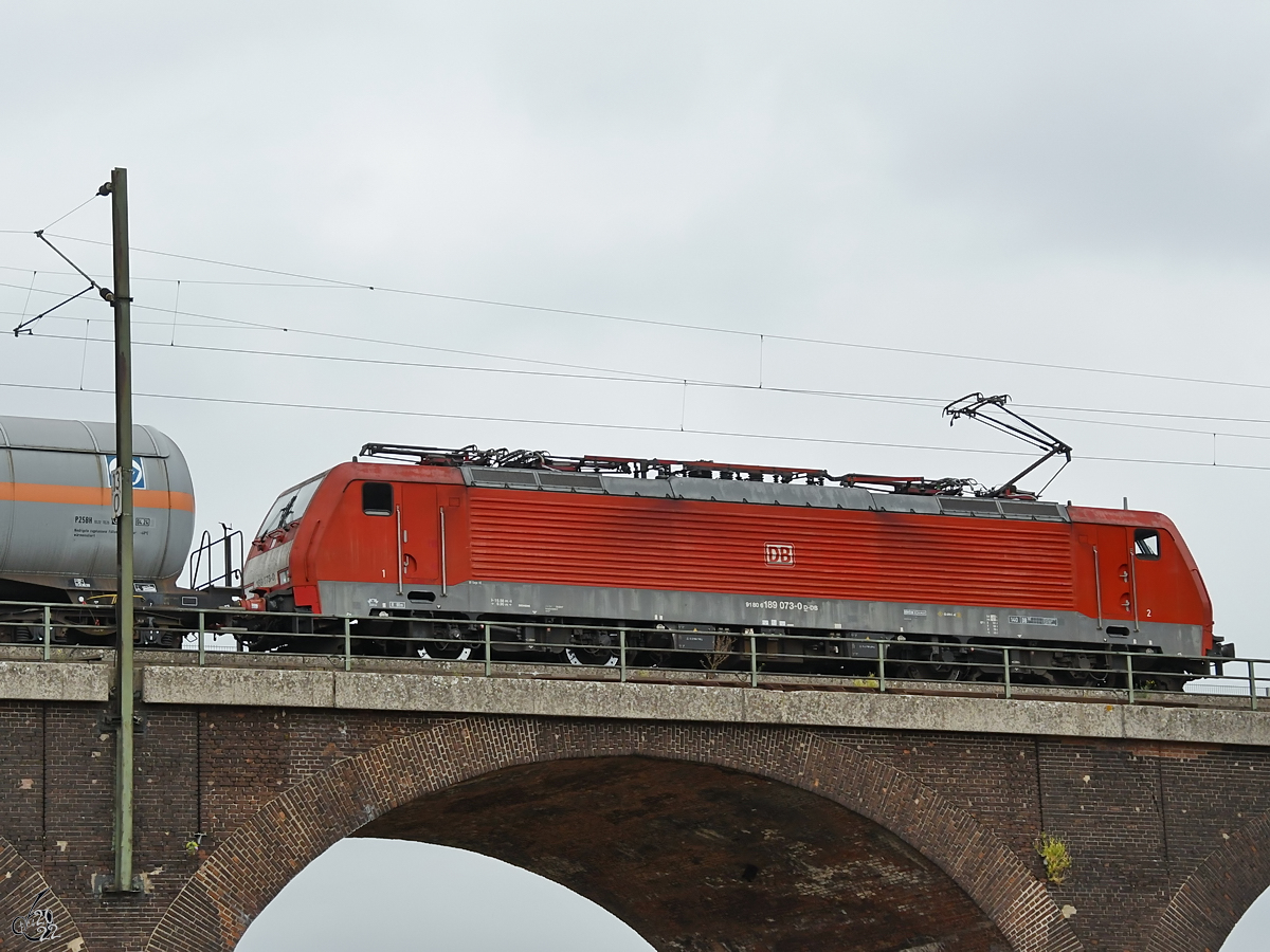 Ende August 2022 war die Elektrolokomotive 189 073-0 in Duisburg mit einem Kesselzug unterwegs.