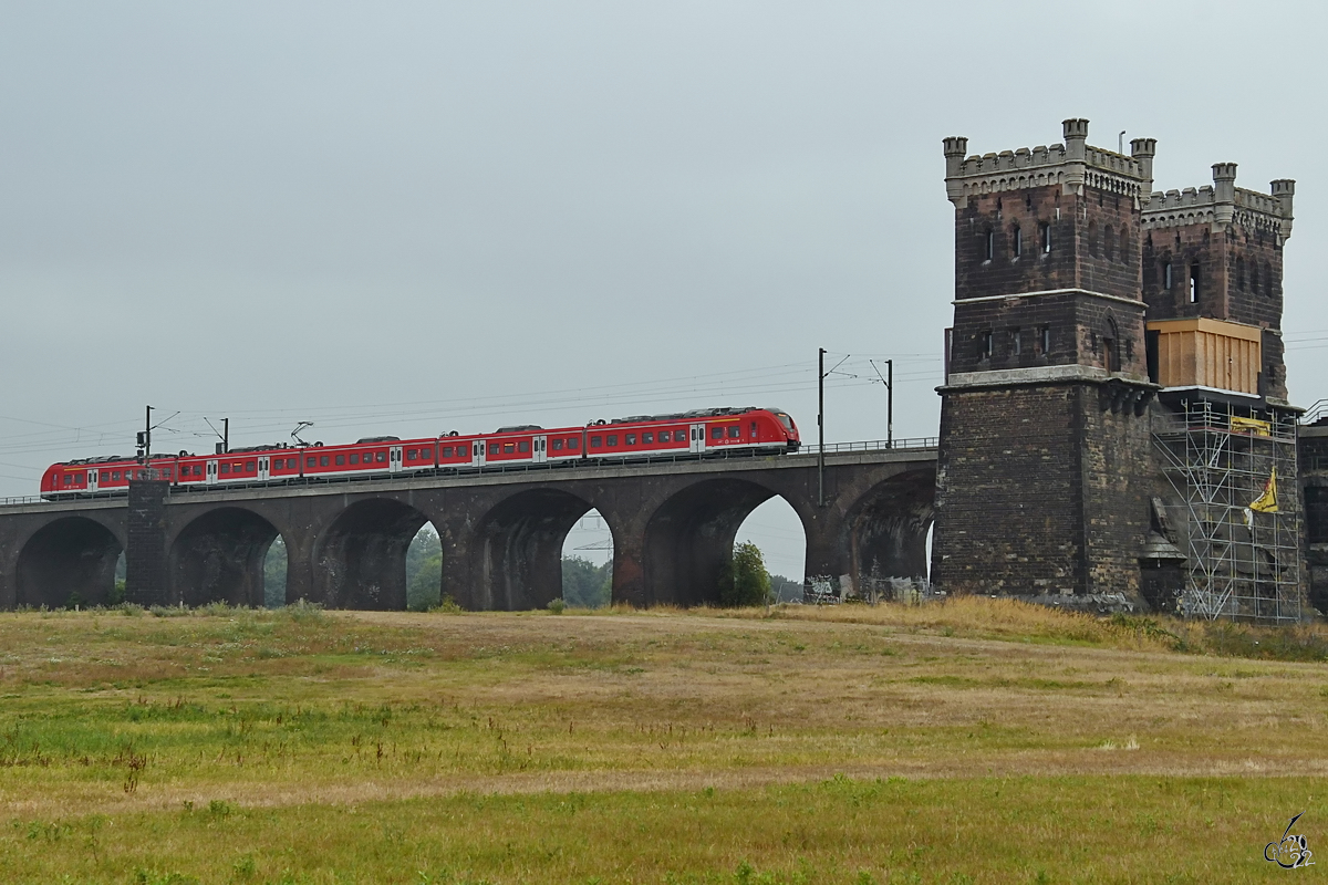 Ende August 2022 war der Elektrotriebzug 1440 225 auf der Hochfelder Eisenbahnbrücke in Duisburg zu sehen.