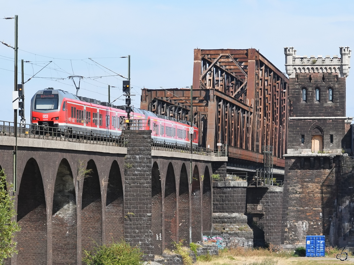 Ende August 2022 war der Elektrotriebzug 1428 014 auf der Hochfelder Eisenbahnbrücke in Duisburg zu sehen.
