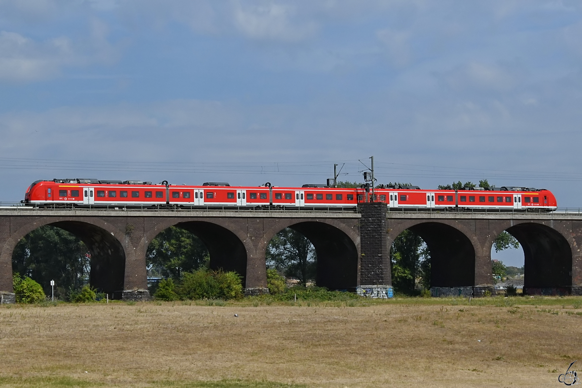 Ende August 2022 war der Elektrotriebzug 1440 224 auf der Hochfelder Eisenbahnbrücke in Duisburg zu sehen.