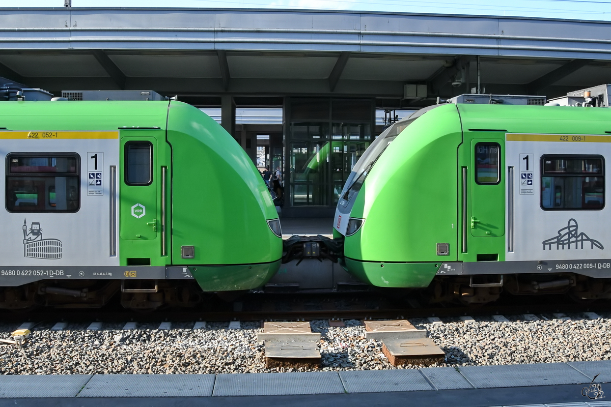 Ende August 2022 warteten die aneinandergekoppelten Elektrotriebzüge 422 052-1 und 422 009-1 am Essener Hauptbahnhof auf die Weiterfahrt.