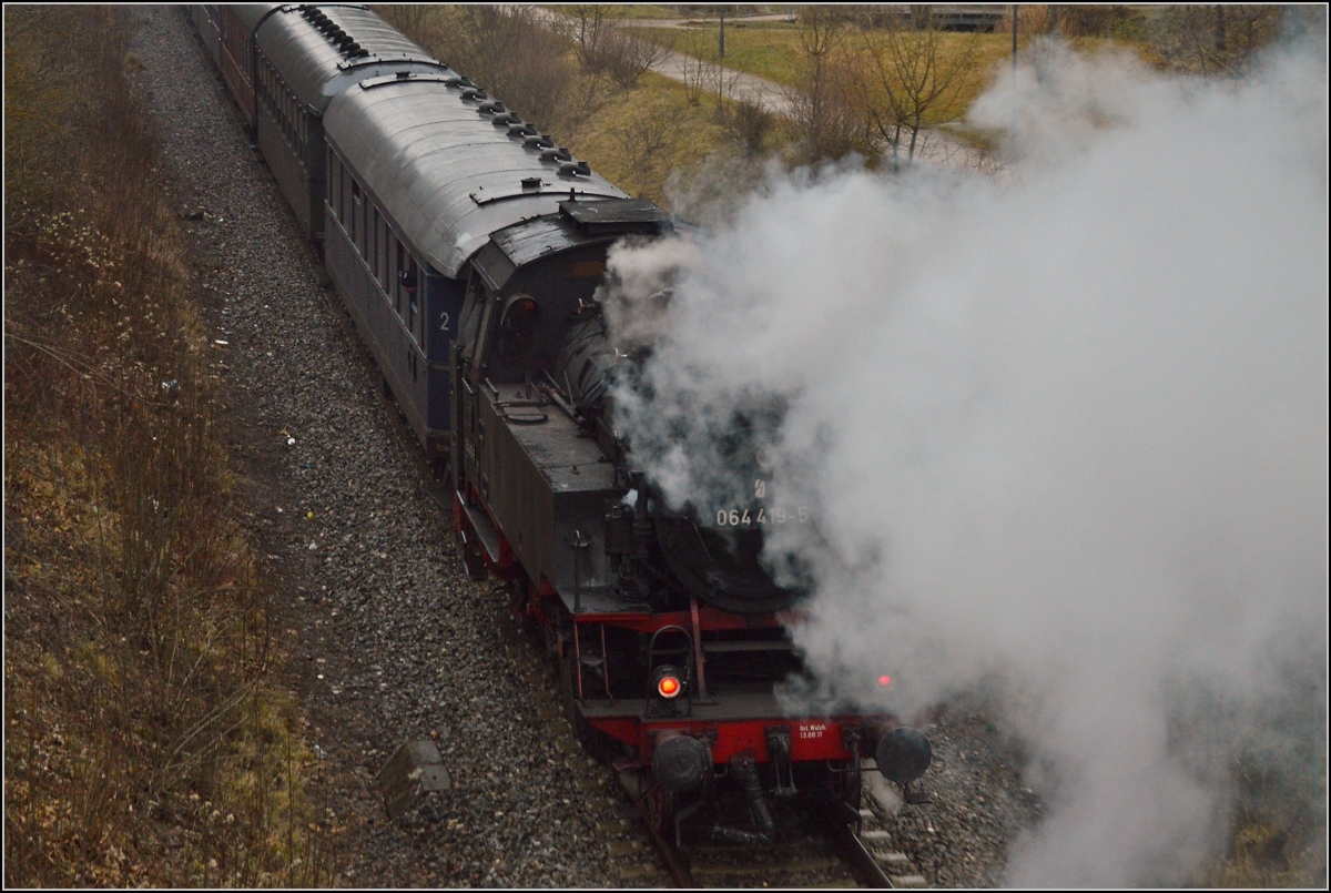 Ende des Dreikönigsdampf auf der Schwarzwaldbahn. Auch der Dampf geht mit der Zeit, 064 419-5 bildet das Ende eines Wendezuges von Villingen nach Rottweil. Hier an der Neckarquelle. Januar 2013.