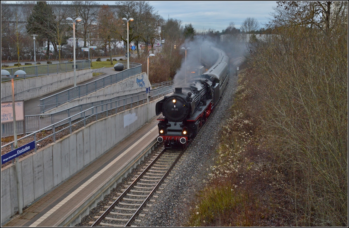 Ende des Dreikönigsdampf auf der Schwarzwaldbahn. 01 150 passiert die Neckarquelle beim Schwenniger Eisstadion auf dem Weg nach Hause. Die badischen Gefielde hat sie zwei Minuten zuvor verlassen. Januar 2013.