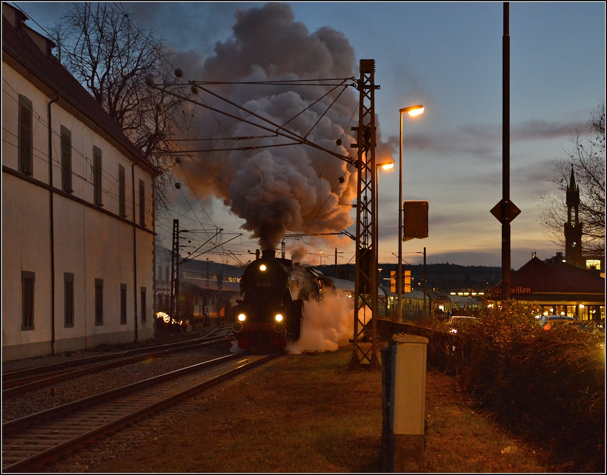 Ende des Weihnachtsmarktbesuchs in Konstanz. 52 7596 fährt mit ihrem Sonderzug in Konstanz ab, Richtung Horb. Dezember 2014.