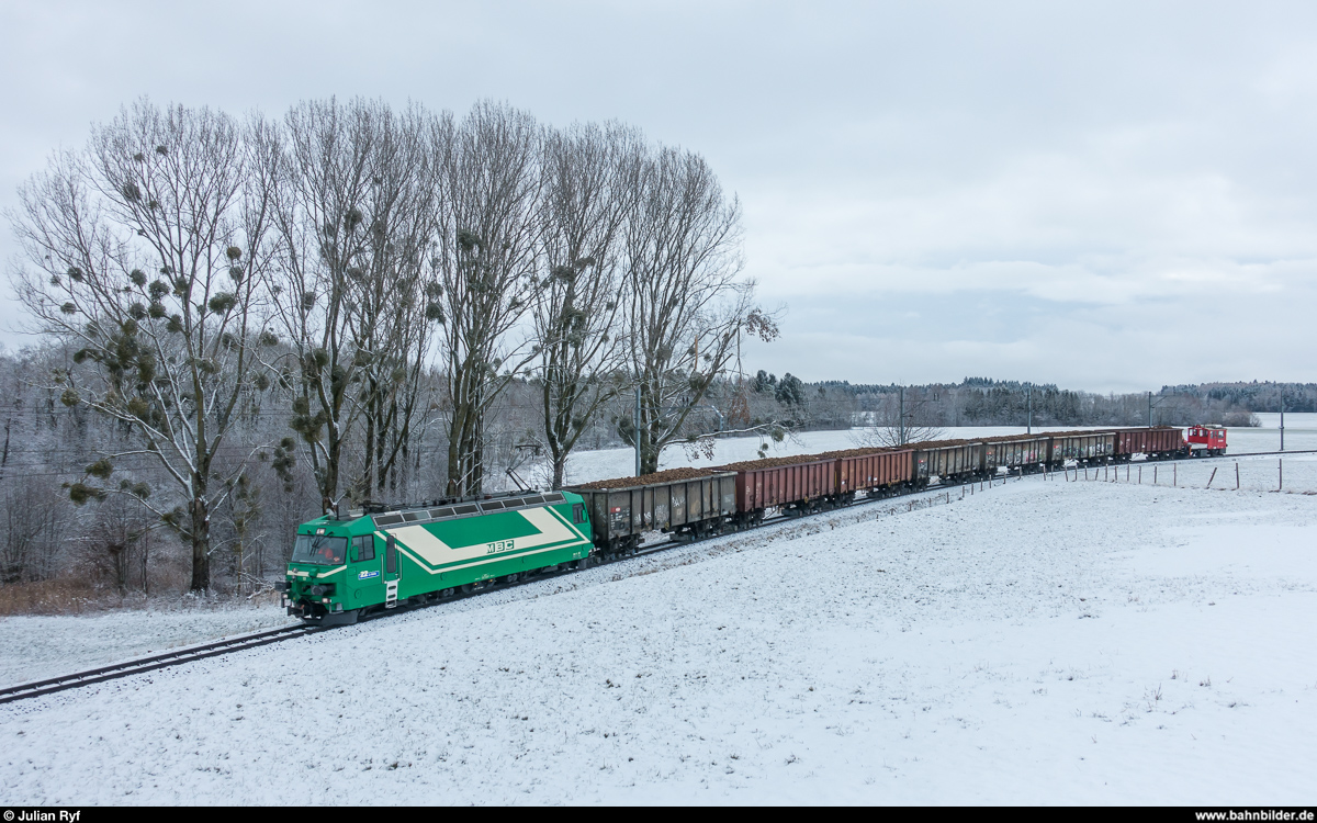 Ende des Zuckerrübenverkehrs auf Schweizer Schmalspurbahnen. Bei der MBC werden dieses Jahr das letzte Mal Zuckerrüben auf der Schiene abtransportiert, ab der Saison 2018 werden die Rüben in Containern auf der Strasse nach Cossonay gebracht und dort direkt auf die Normalspur verladen.<br>
In der Woche vom 11. bis am 15. Dezember wird auf der Zweigstrecke Apples - L'Isle verladen. <br>Am Morgen des 12. Dezembers 2017 fährt der erste, bereits recht gut gefüllte Zug, zwischen Villars-Bozon und Montricher vom einen Verladeort zum nächsten. Der Zug wird dabei von der Ge 4/4 22 geschoben.