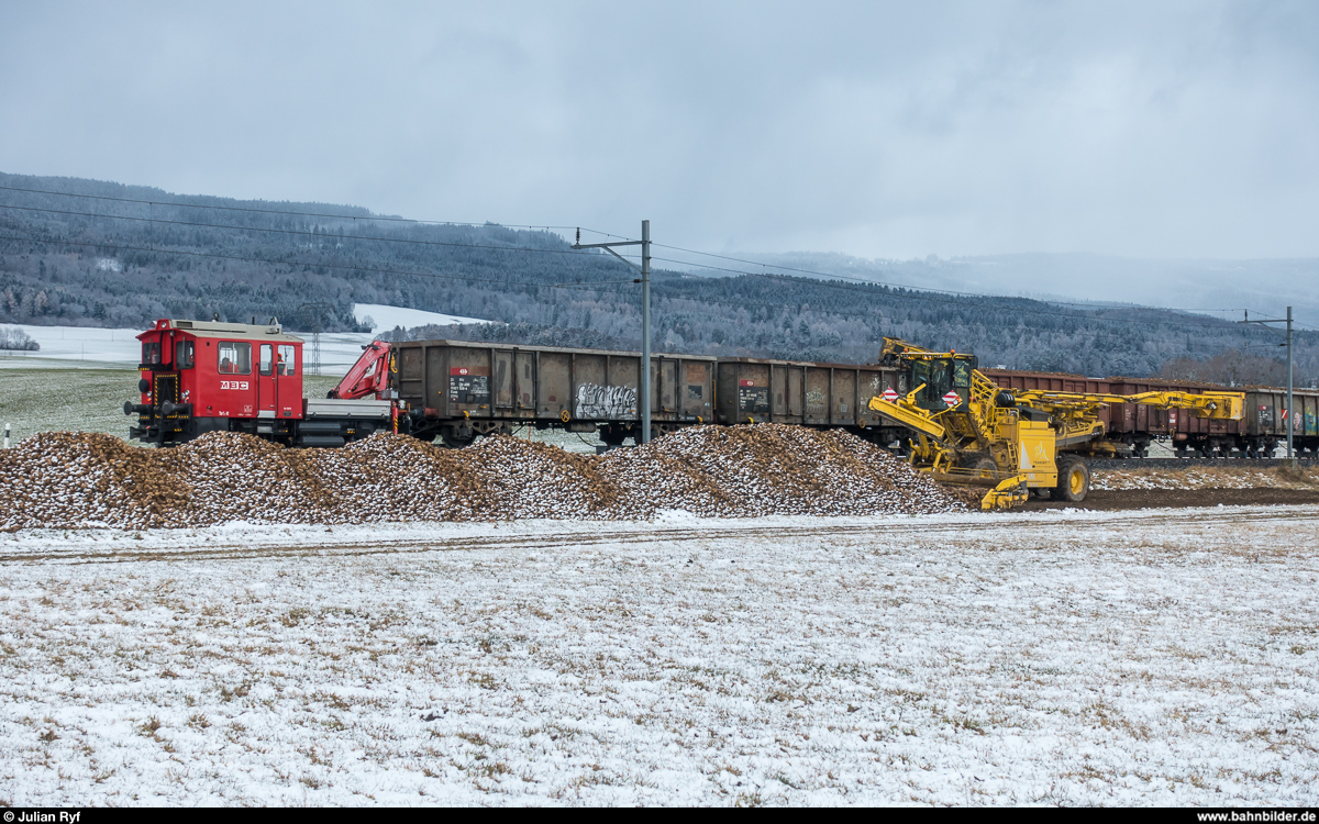 Ende des Zuckerrübenverkehrs auf Schweizer Schmalspurbahnen. Bei der MBC werden dieses Jahr das letzte Mal Zuckerrüben auf der Schiene abtransportiert, ab der Saison 2018 werden die Rüben in Containern auf der Strasse nach Cossonay gebracht und dort direkt auf die Normalspur verladen.<br>
In der Woche vom 11. bis am 15. Dezember wird auf der Zweigstrecke Apples - L'Isle verladen. <br>Während der erste volle Zug am 12. Dezembers 2017 unterwegs nach Morges ist, hat sich der zweite Zug, dem in Apples der Traktor Tm 2/2 41 angehängt wurde, bereits wieder zum Verladeort bei Montricher begeben. Die ROPA-Maus ist hier bereits mit dem Füllen des 6. Wagens beschäftigt.
