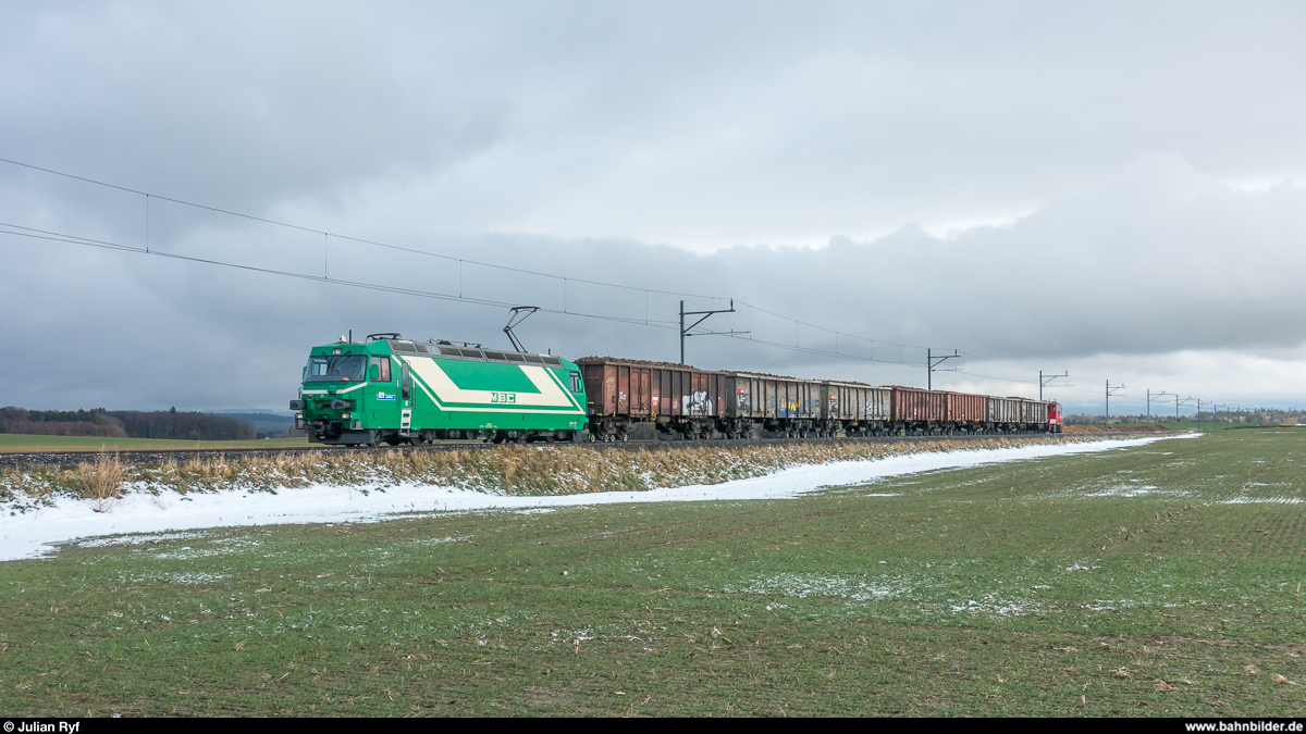 Ende des Zuckerrübenverkehrs auf Schweizer Schmalspurbahnen. Bei der MBC werden dieses Jahr das letzte Mal Zuckerrüben auf der Schiene abtransportiert, ab der Saison 2018 werden die Rüben in Containern auf der Strasse nach Cossonay gebracht und dort direkt auf die Normalspur verladen.<br>
In der Woche vom 11. bis am 15. Dezember wird auf der Zweigstrecke Apples - L'Isle verladen. <br>Am 12. Dezember 2017 schiebt die Ge 4/4 21 den zweiten vollen Zug bei der Haltestelle Tuilerie in Richtung Apples.