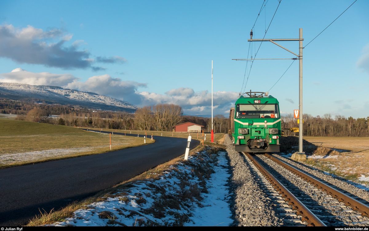 Ende des Zuckerrübenverkehrs auf Schweizer Schmalspurbahnen. Bei der MBC werden dieses Jahr das letzte Mal Zuckerrüben auf der Schiene abtransportiert, ab der Saison 2018 werden die Rüben in Containern auf der Strasse nach Cossonay gebracht und dort direkt auf die Normalspur verladen.<br>
In der Woche vom 11. bis am 15. Dezember wird auf der Zweigstrecke Apples - L'Isle verladen. Am 12. Dezember 2017 wurde der Zug für die dritte Fahrt in Apples nicht umfahren, die Lok schob also den Zug bis zum Verladeort bei Montricher, wo die Ge 4/4 22 während dem Verlad jetzt schön in der Abendsonne steht.