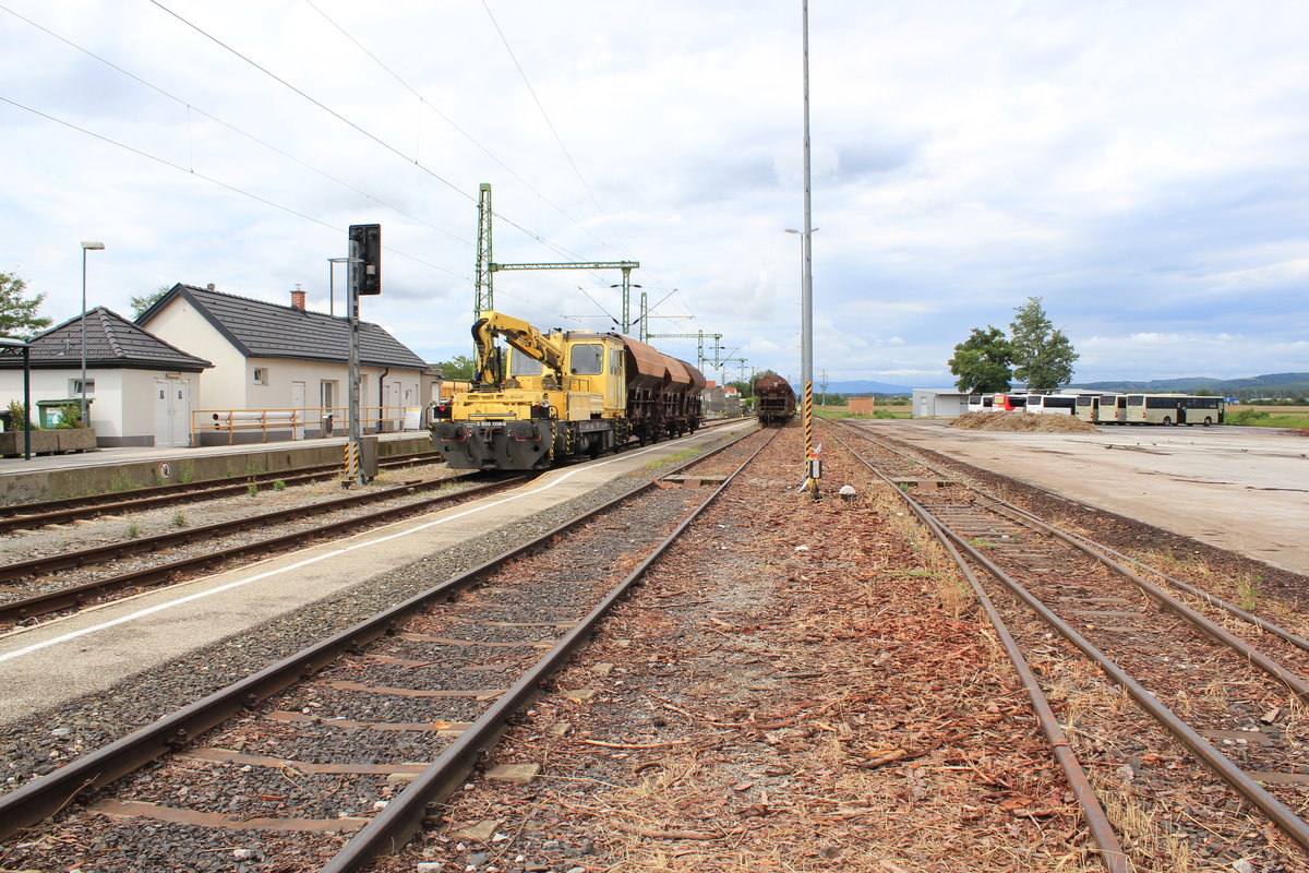 Ende Juli, Anfang August war der Bahnhof Deutschkreutz für zwei Wochen für den regulären Bahnverkehr nicht erreichbar. Auf ungarischer Seite kurz nach der Abzweigung der Burgenlandbahn von der RÖEE wurden umfangreiche Instandhaltungsarbeiten am Gleisbett durchgeführt. Am ersten Augustsonntag waren im Bahnhof Deutschkreutz nur Bauzüge zu sehen, wo sonst so gut wie jedes Gleis von Güterzügen und Personenzuggarnituren belegt ist, Anfang August 2017