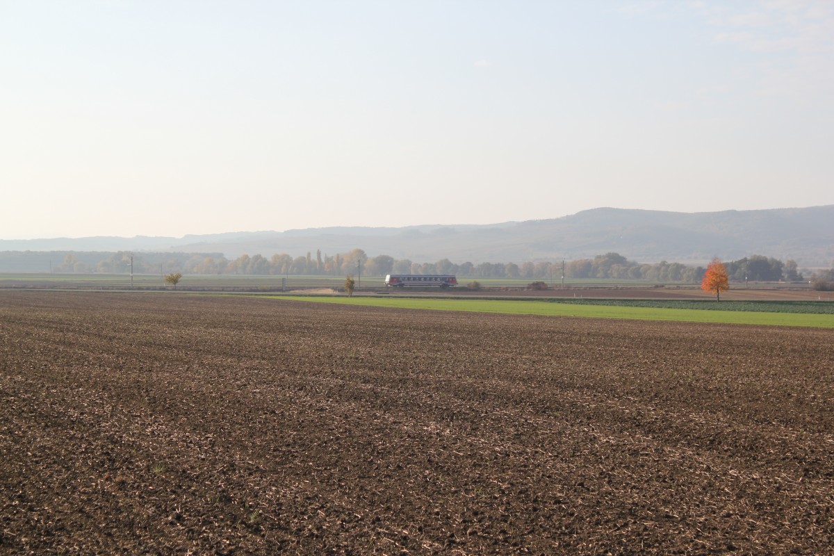 Ende Oktober 2011 ist ein Regionalzug in der Spätnachmittagssonne kurz vor Deutschkreutz zu beobachten.