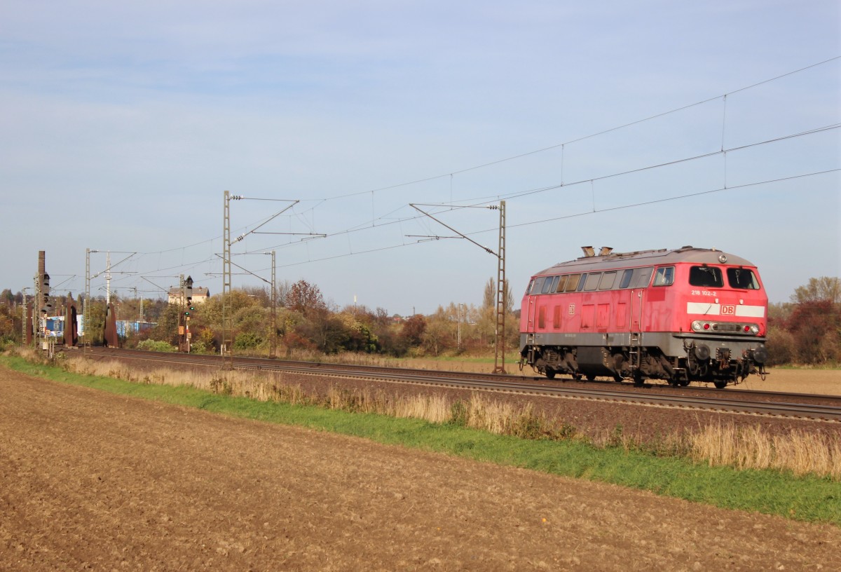 Ende Oktober 2013 war 218 102 als Tfzf bei Elze(Han) auf dem Weg Richtung Norden.