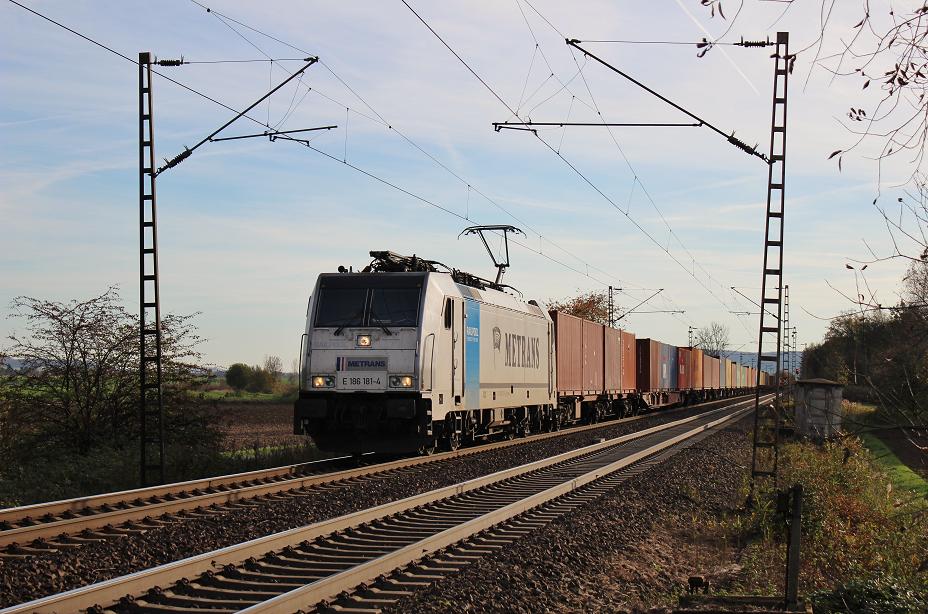 Ende Oktober 2013 war MTR E186 181 mit Containern bei Elze(Han) auf dem Weg Richtung Norden.