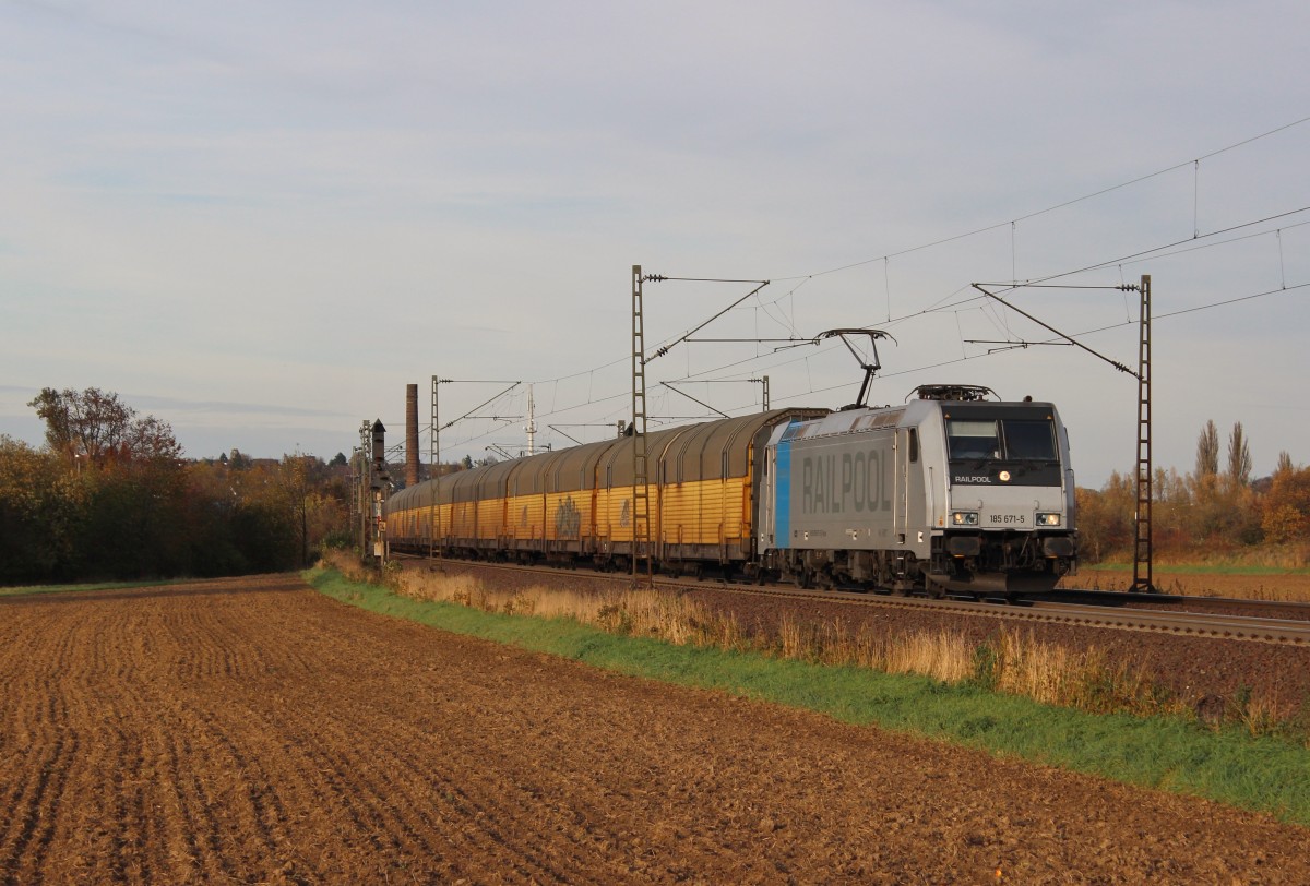 Ende Oktober 2013 war RP/PCT 185 671 mit einem Altmann-Zug als DGS 75737 HBHSK - MDIF bei Elze(Han) auf dem Weg gen Sden.