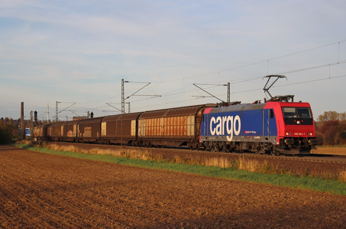Ende Oktober 2013 war SBBC/RDX 482 041 mit 8 AAE-H-Wagen bei Elze(Han) auf dem Weg Richtung S�den.