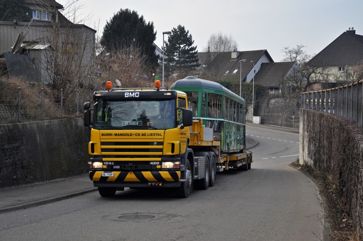 Ende Oktober hatte der B 1433 eine schwere Kollision mit einem Linien Bus an der Schifflände. Am 31.01.2014 wird er zur Firma Thommen zum Abbruch gefahren. Nun ist das Ziel, die Firma Thommen fast erreicht.